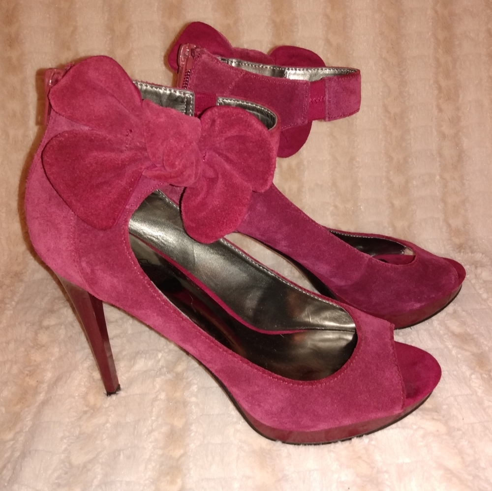 Carlos Santana Peep toe Pump